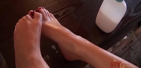  Shay Laren Oils Her Feet And Masturbates On A Couch
